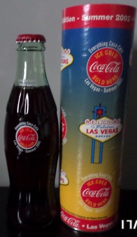 2002-1476 € 30,00 coca cola flesje 8oz everything c.c. las Vegas summer 2002 lim.ed. (3888 bottles) met koker.